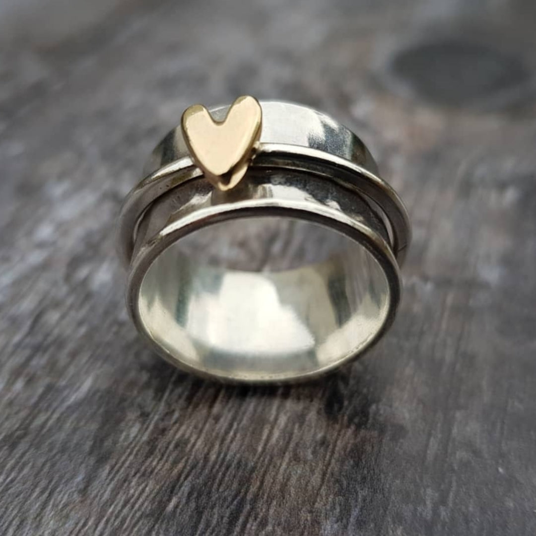 MELY | Anillo plateado con corazón dorado